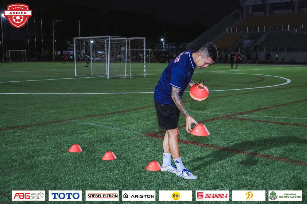 Trợ lý HLV Lê Khả Thảo - Ông Tùng Cóc tỉ mẩn trong từng buổi tập