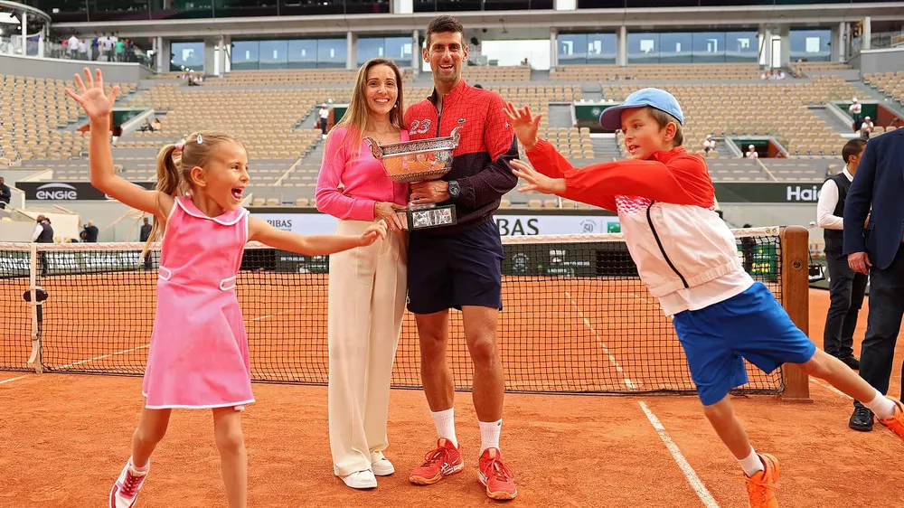 Djokovic vui cùng gia đình với chiếc cúp vô địch trên tay