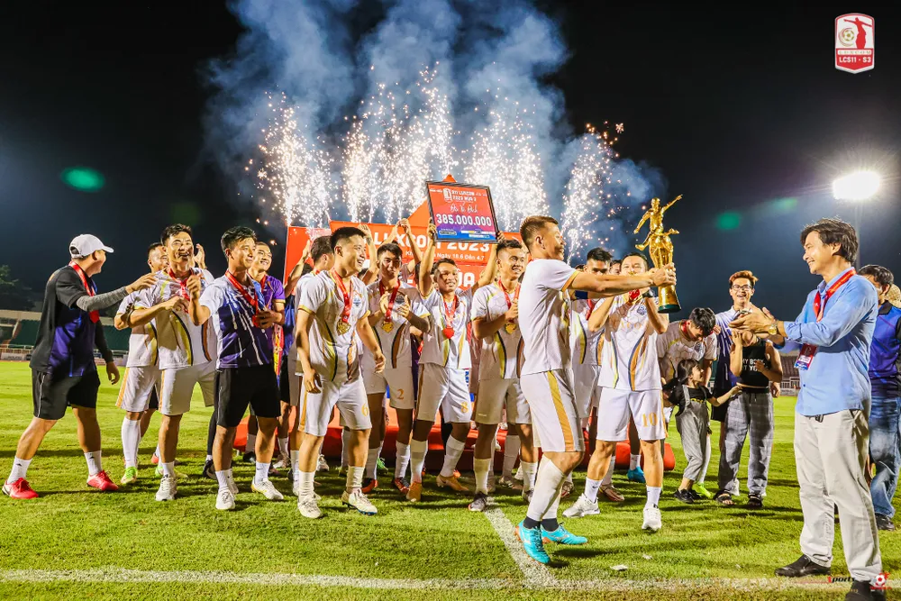 &quot;Bầu Cường&quot; nhận Cúp từ tay các cầu thủ