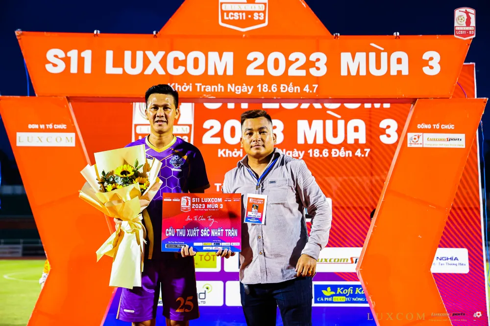 BLV Lê Quân trao giải Cầu thù xuất sắc nhất trận