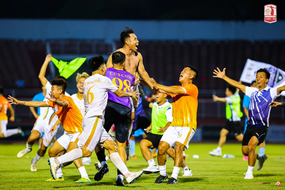 Luxcom FC ăn mừng chiến thắng sau loạt sút luân lưu
