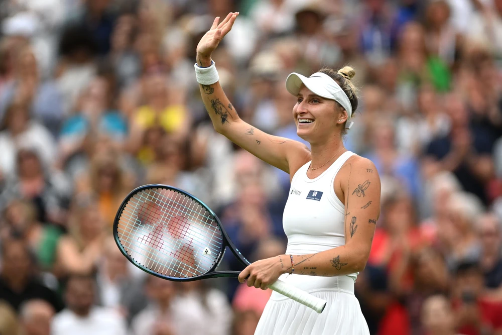 "Mỹ nhân xăm mình" Vondrousova lọt vào CK đơn nữ Wimbledon 2023