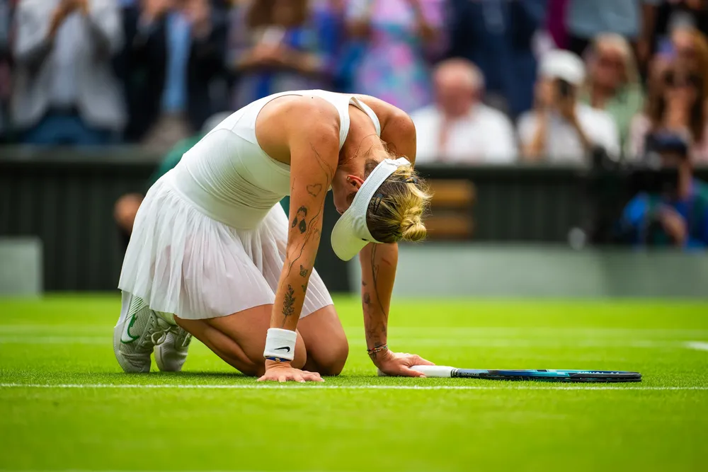 Vondrousova vỡ òa sau chiến thắng