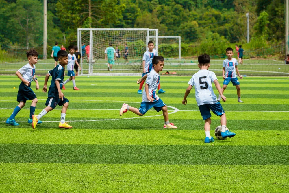 Các em nhỏ đá khá tốt