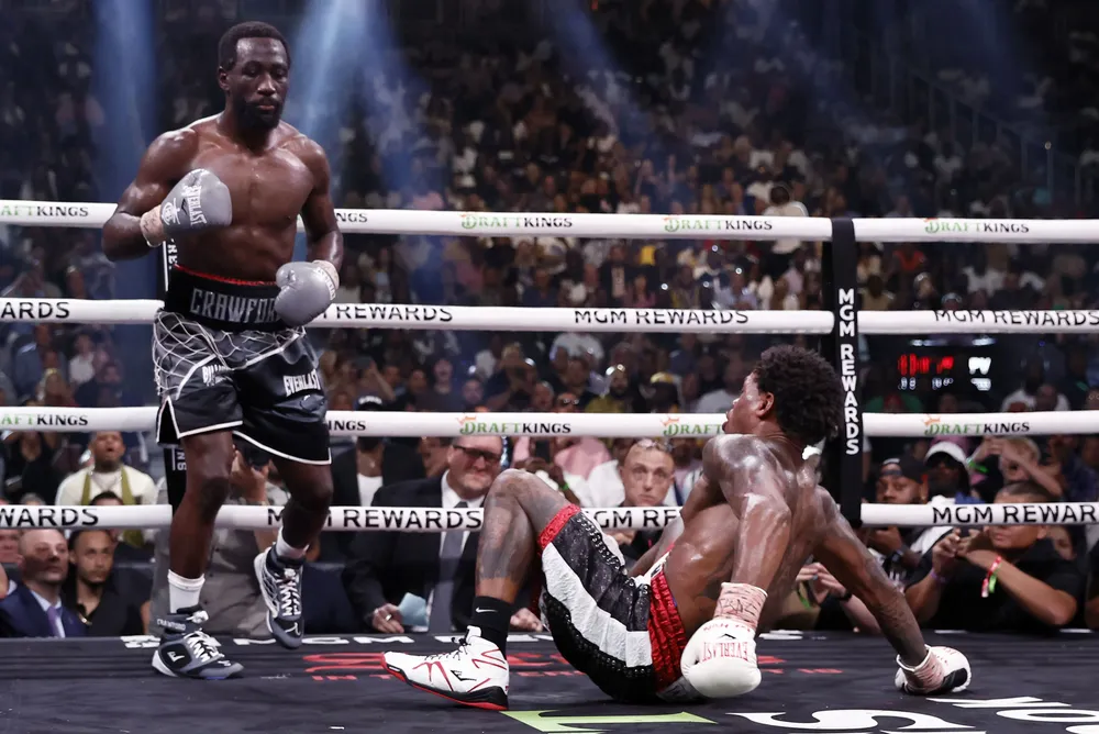 Crawford knock-down đối thủ