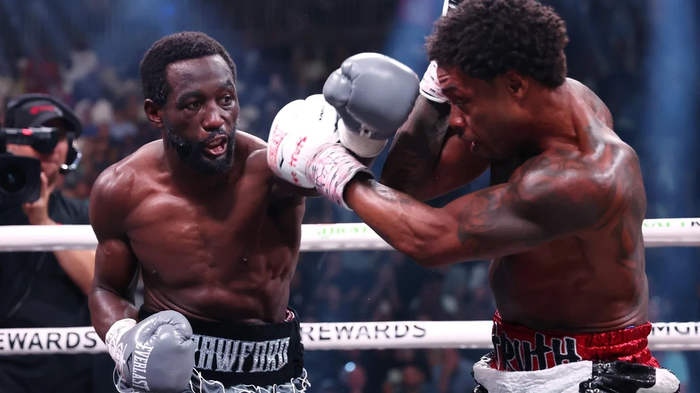 Crawford tung quyền vào mặt Spence