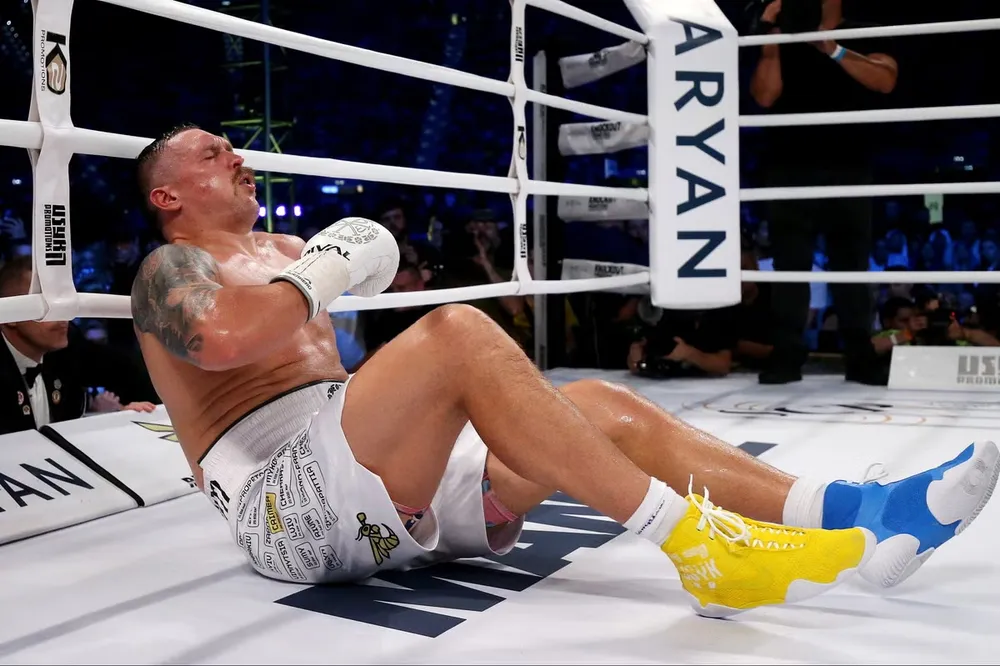 Khoảnh khắc Usyk trúng đòn &quot;dưới thắt lưng&quot;, đau toát cả mồ hôi