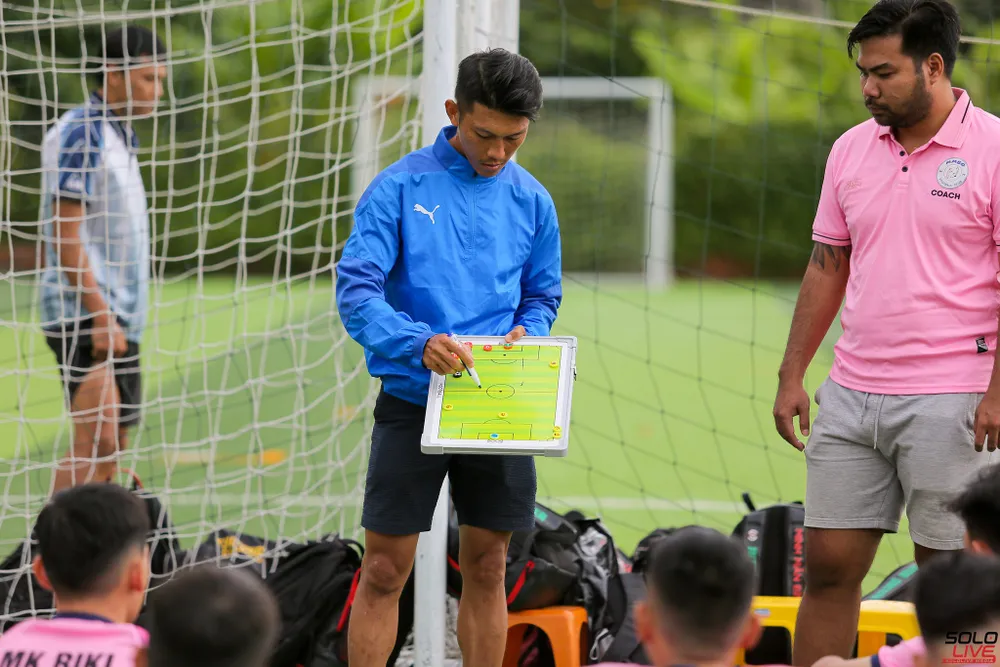 HLV Bá Tiến chỉ đạo các cầu thủ MMBĐ HLV Bá Tiến chỉ đạo các cầu thủ MMBĐ