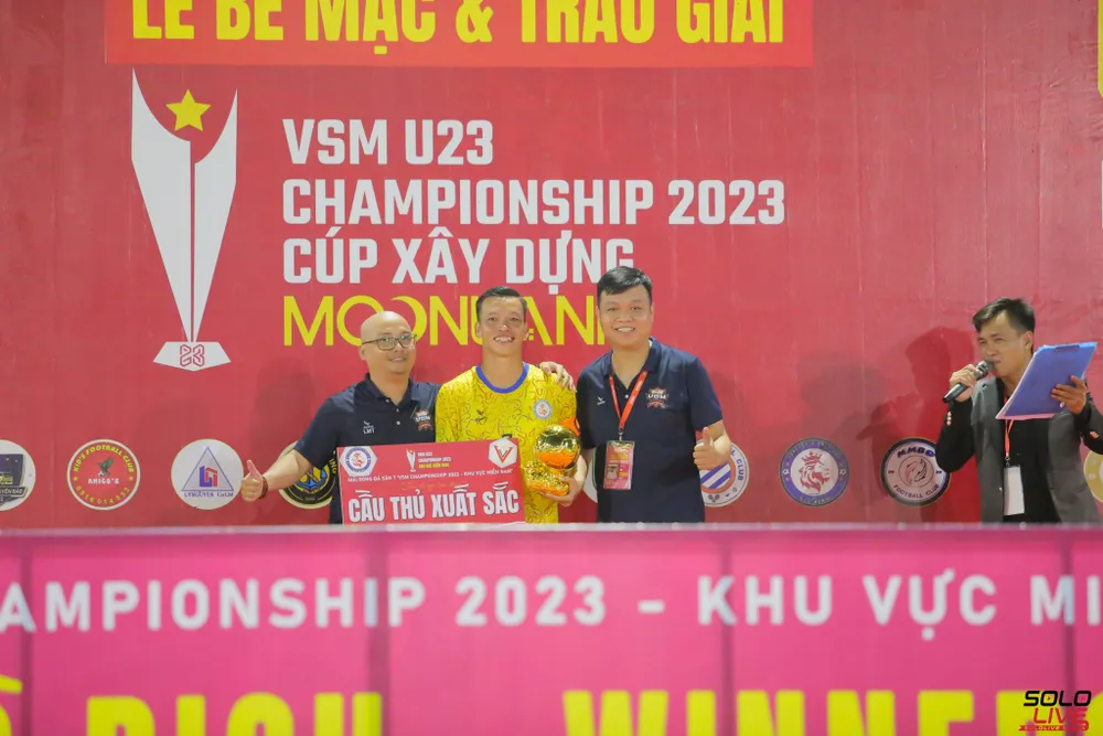 Tấn Hoài được giải Cầu thủ xuất sắc nhất