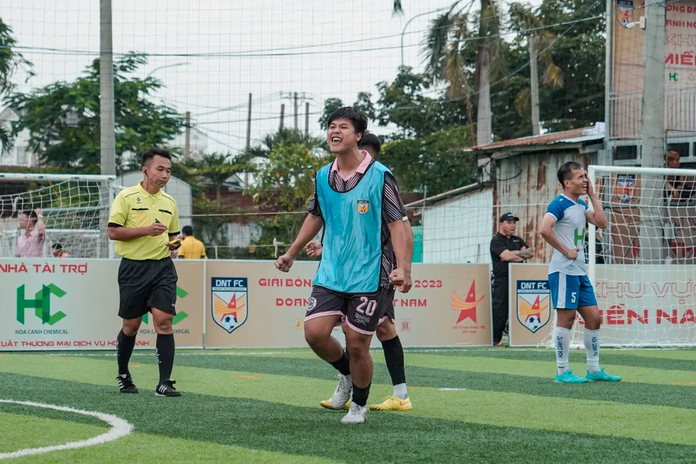 Chí Tiến, HLV kiêm cầu thủ của Hoa Bằng Lăng