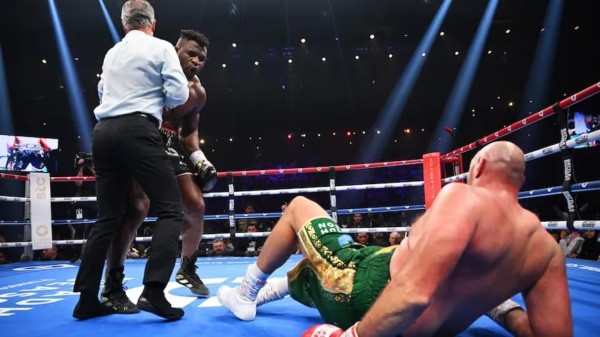 Khoảnh khắc Fury dính knock-down