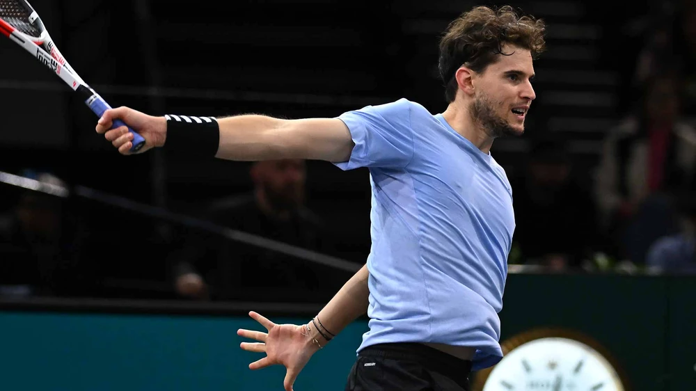 Thiem tung cú trái tay 1 tay chống lại Wawrinka