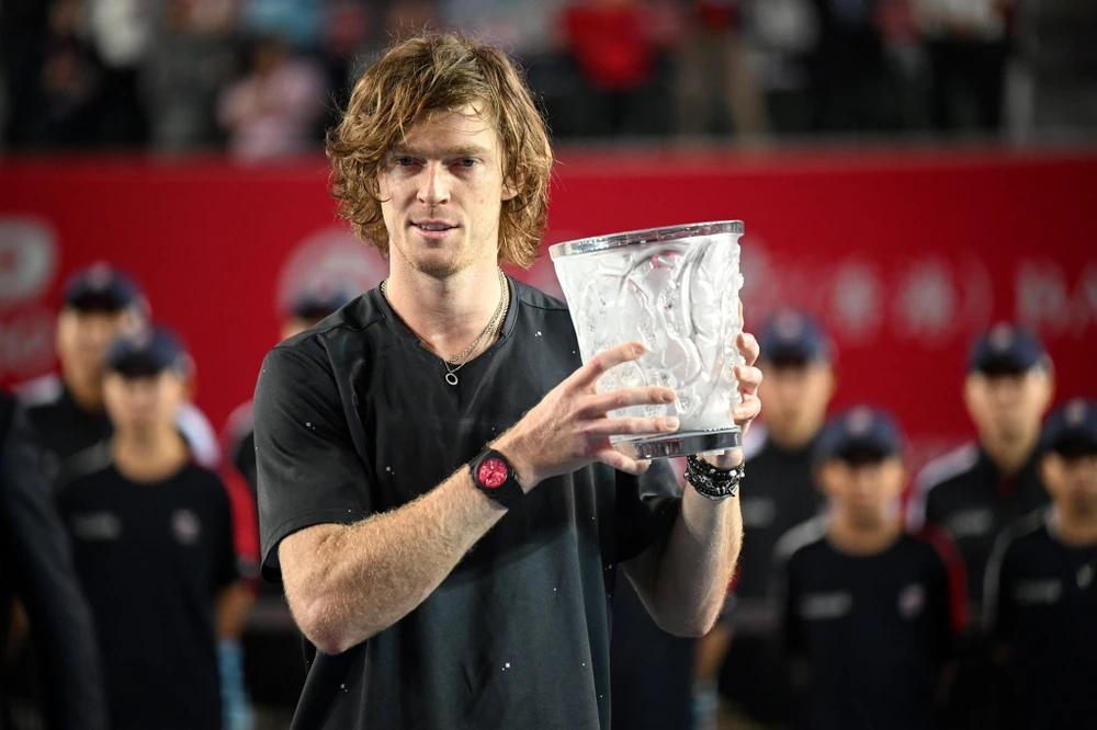Rublev và chiếc cúp vô địch ở Hồng Kông rublev-6817.jpg