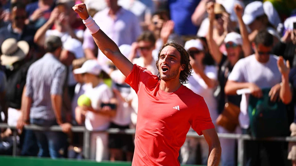 Tsitsipas ăn mừng chiến thắng trước Zverev