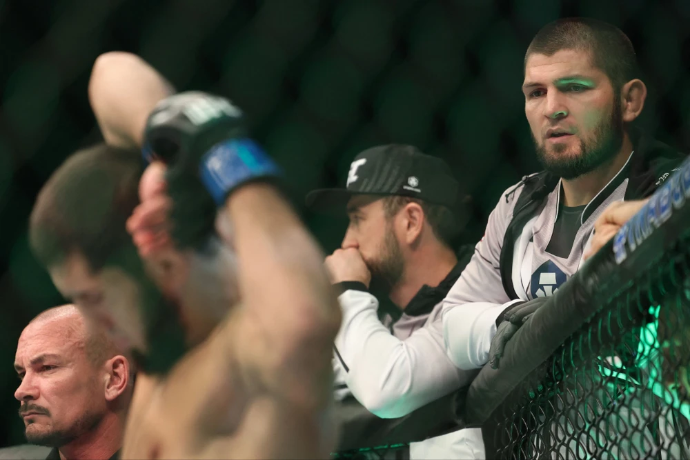 Khabib từng đứng góc đài và chỉ đạo cho Makhachev