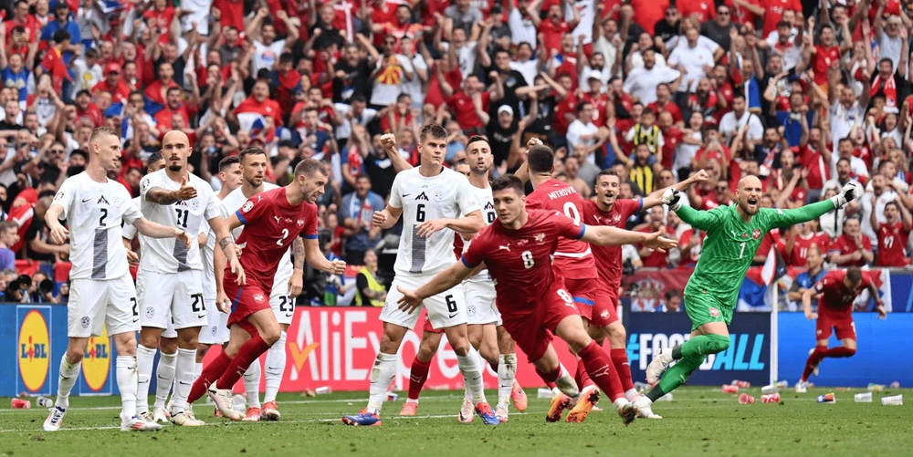 Drkusic (đầu trọc) ngỡ ngàng sau khi tuyển Serbia ghi bàn thắng gỡ hòa 1-1