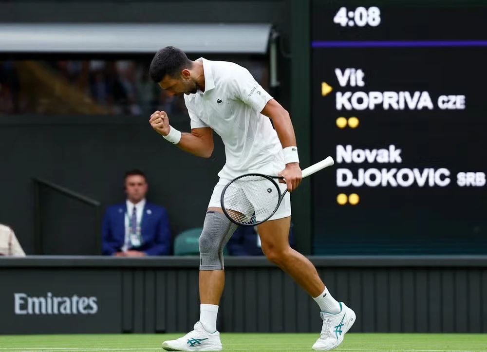 Djokovic ăn mừng chiến thắng đầu tay