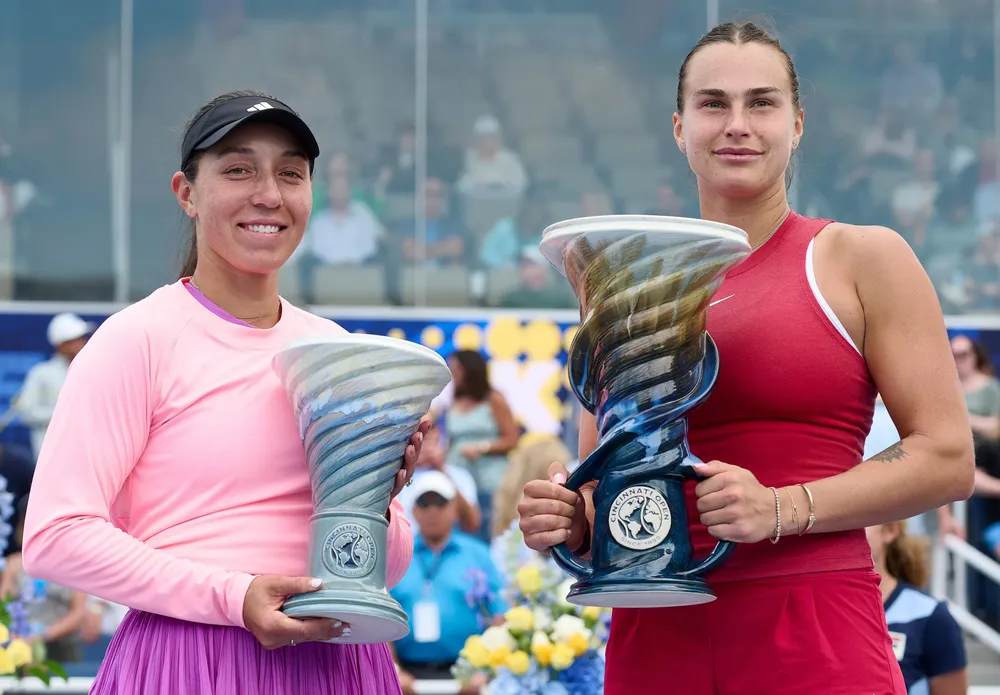 Sabalenka và Pegula trong lễ trao giải nữ Sabalenka 01.jpg