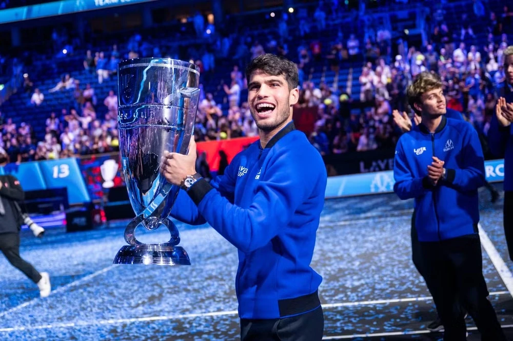 Alcaraz và chiếc cúp vô địch Laver Cup 2024