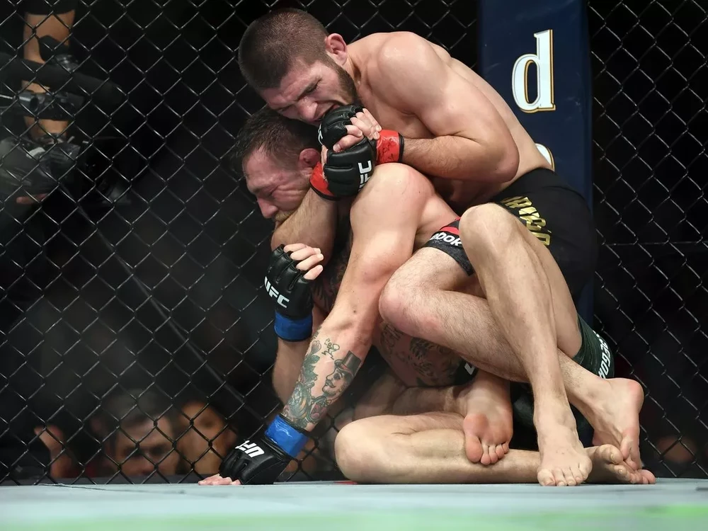 Trận Khabib siết cổ McGregor và sau đó "đánh sập" cả nền MMA của Ailen