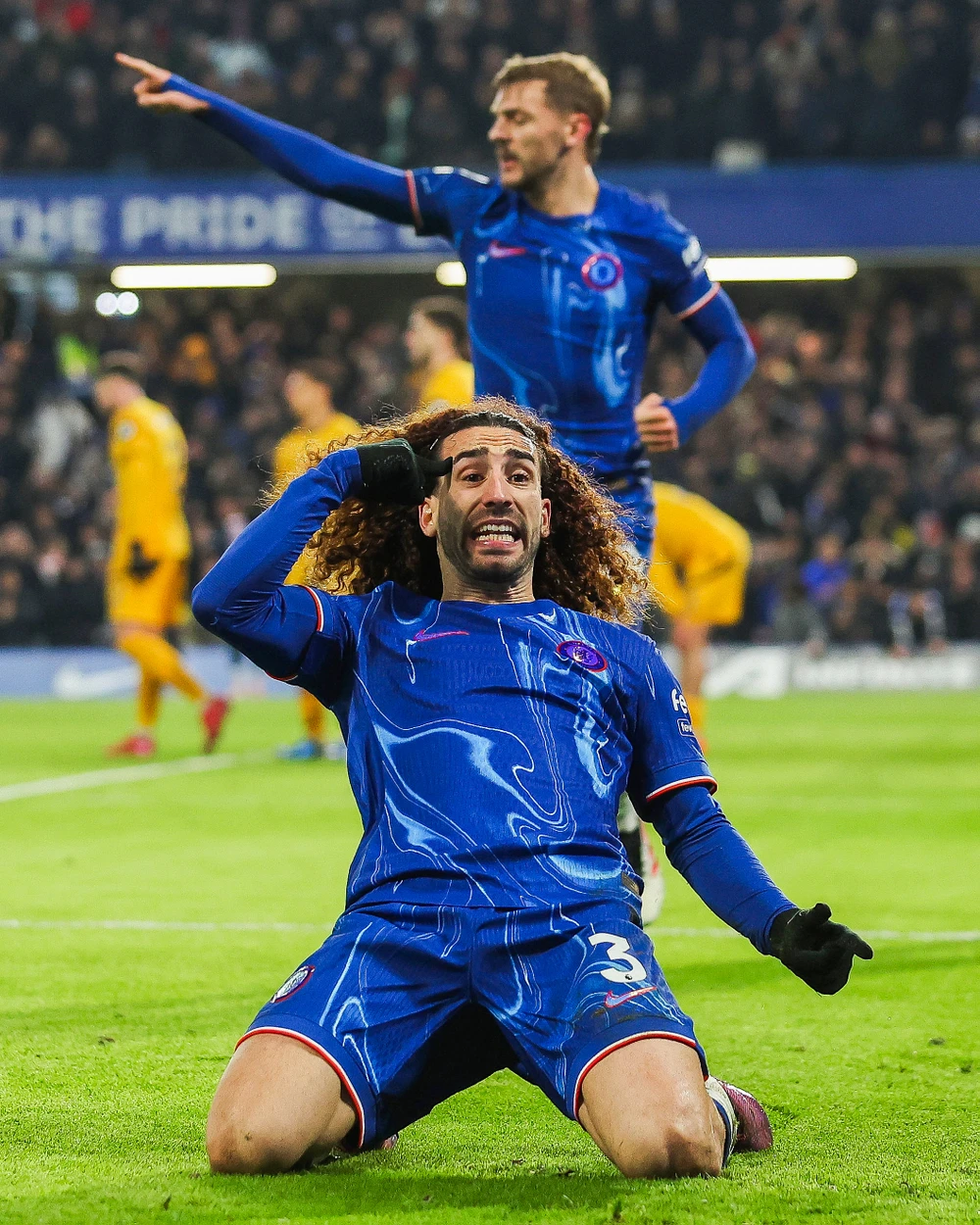 Cucurella ăn mừng sau khi ghi bàn thắng thứ 2 cho Chelsea