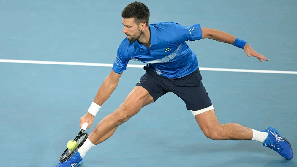 Djokovic quấn băng trắng ở bắp đùi chân trái trong trận thắng Alcaraz