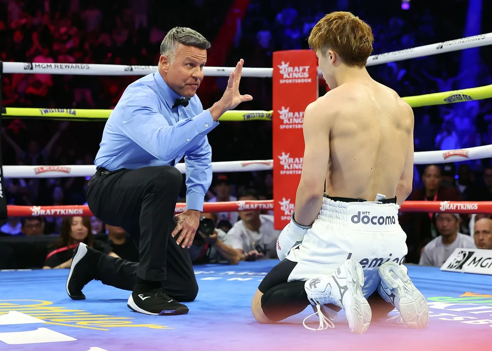 Inoue dính knock-down Inoue 01.jpg