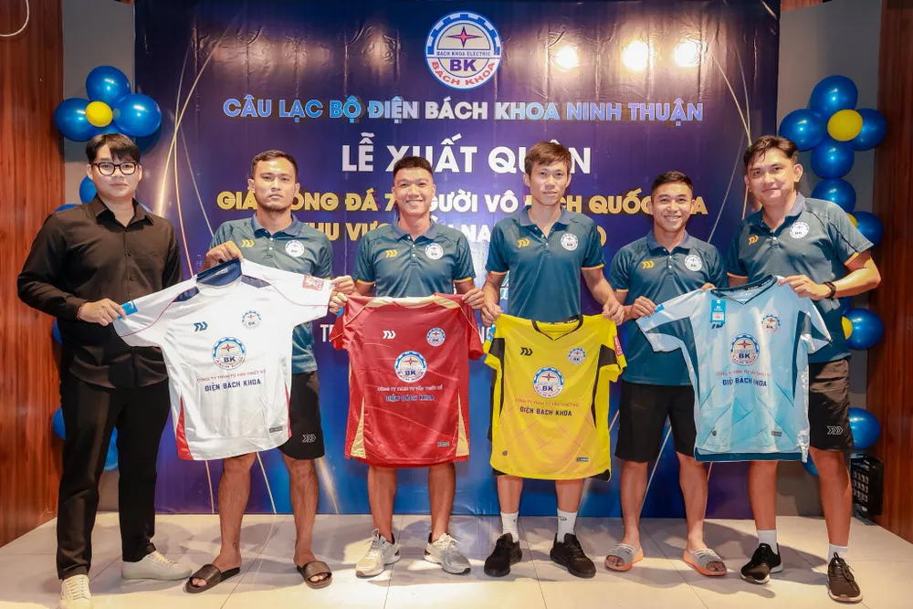Áo đấu mùa này của Điện BKNT ("bầu" Trường ngoài cùng bên trái) Điện BKNT 03.jpg