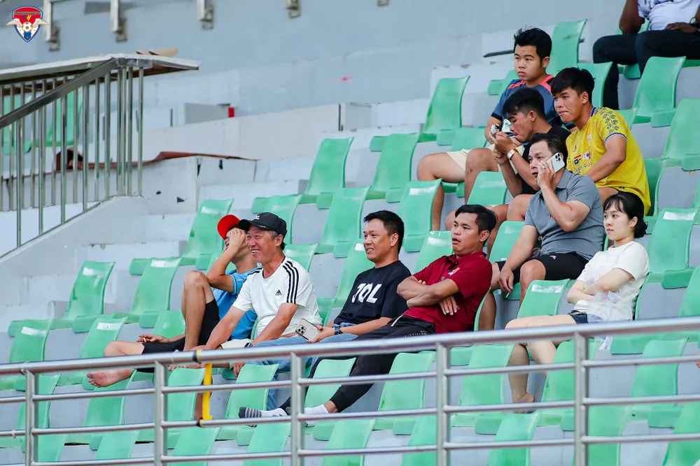 Bầu Phúc (áo đen) và bầu Khang (áo đỏ) của Phúc Khang FC Phúc Khang 02.jpg