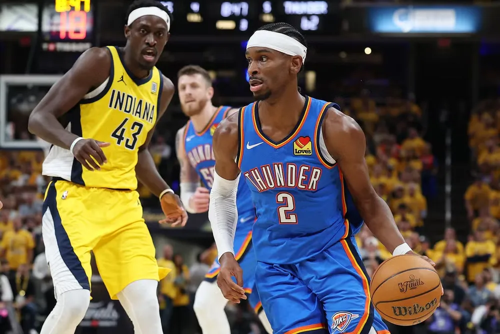 Gilgeous-Alexander đi bóng trước sự quan sát của Siakam