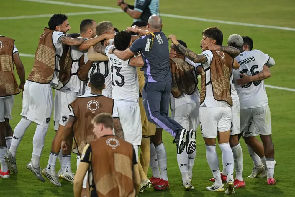Botafogo ăn mừng chiến thắng gây sốc