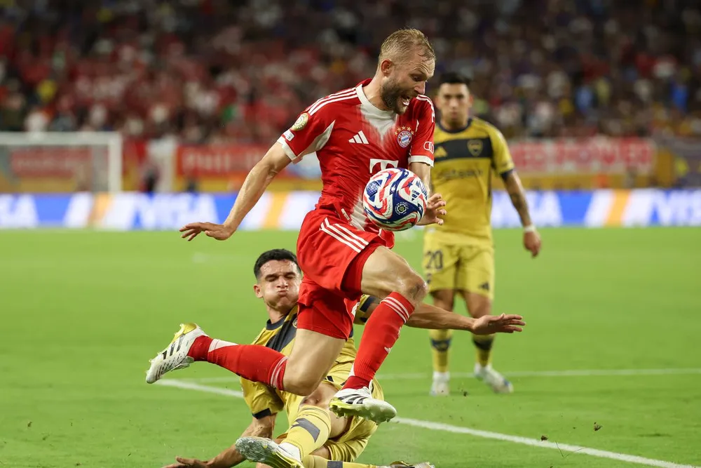 Bayern (áo đỏ) vất vả vượt qua Boca