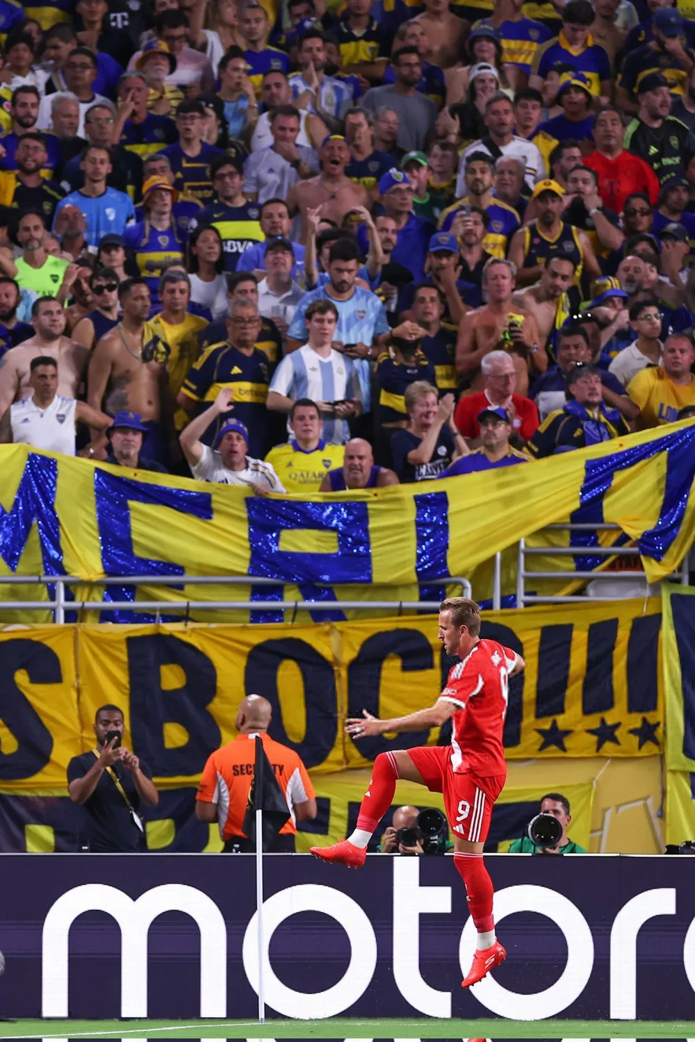 Kane ăn mừng trước các CĐV Boca Kane 01.jpg