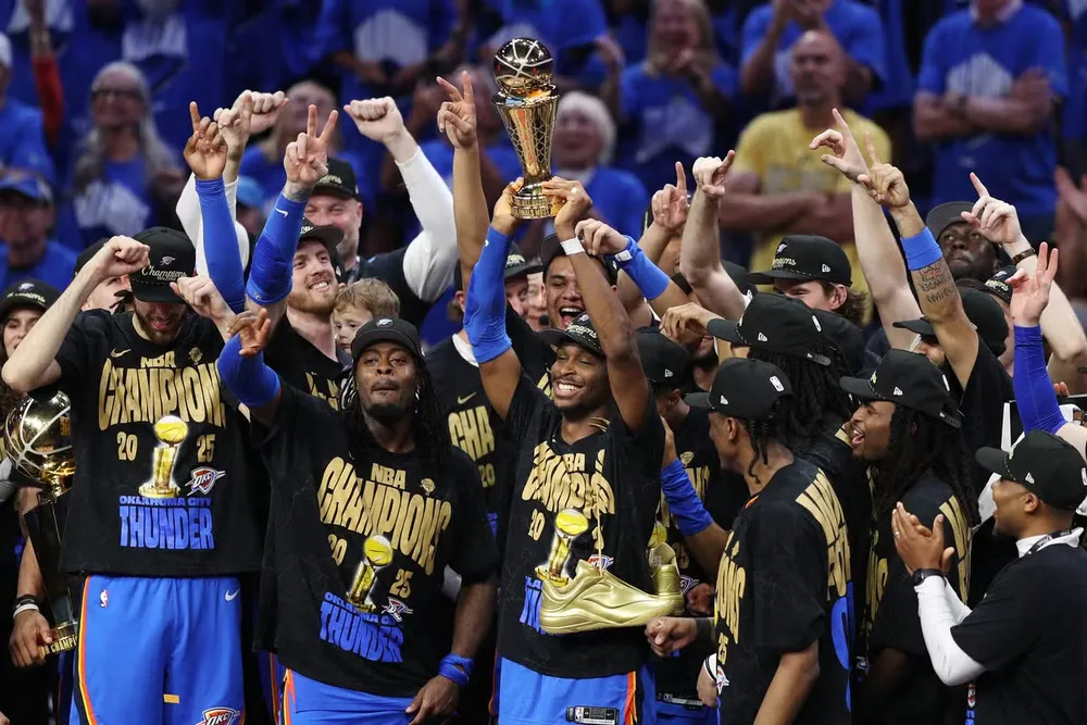 Các cầu thủ OKC giương cao cúp vô địch