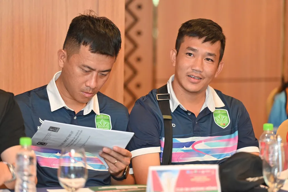 HLV Phú ngựa và Trợ lý Vương 6 còi HNTV 03.jpg