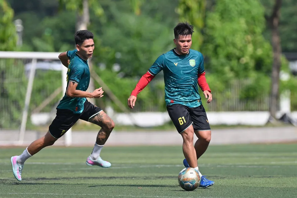 Hoàng Anh heo và Tài Dimaria trong buổi tập ngày hôm qua HNTV 06.jpg