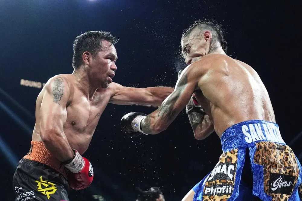 Pacquiao đấm trúng mặt Barrios Pacquiao 02.jpg