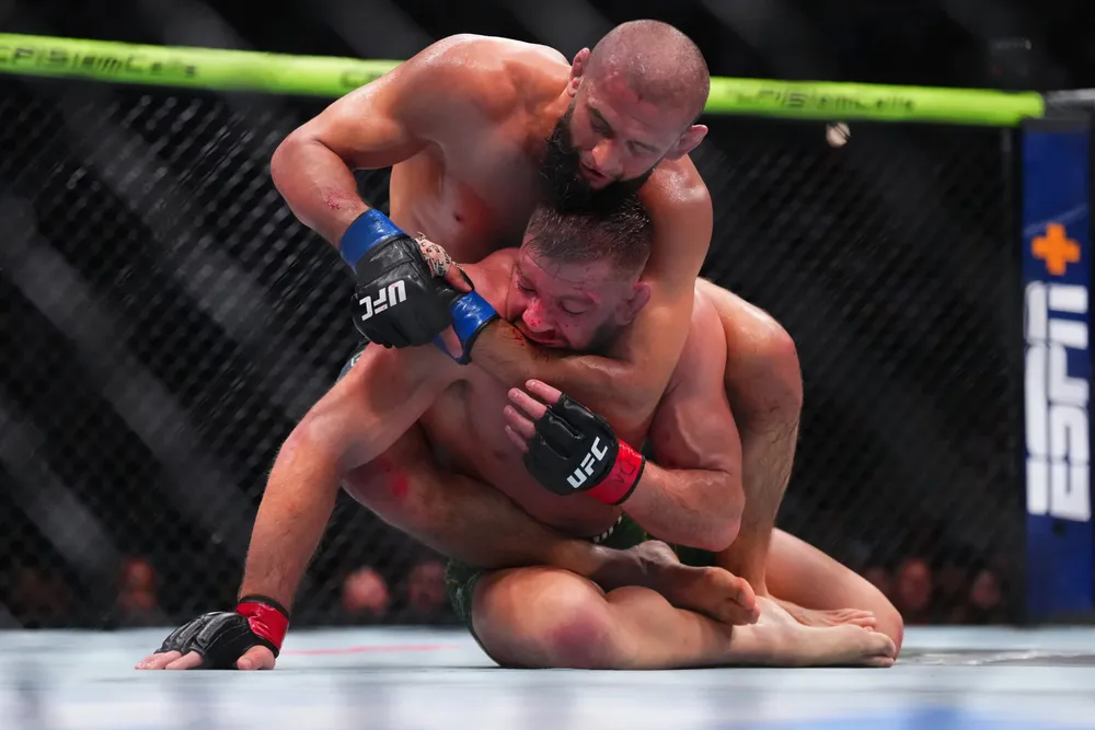 Chimaev cố siết cổ Du Plessis sau một đòn take-down