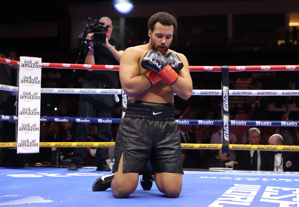 Itau mà cầu nguyện sau khi hạ gục Whyte