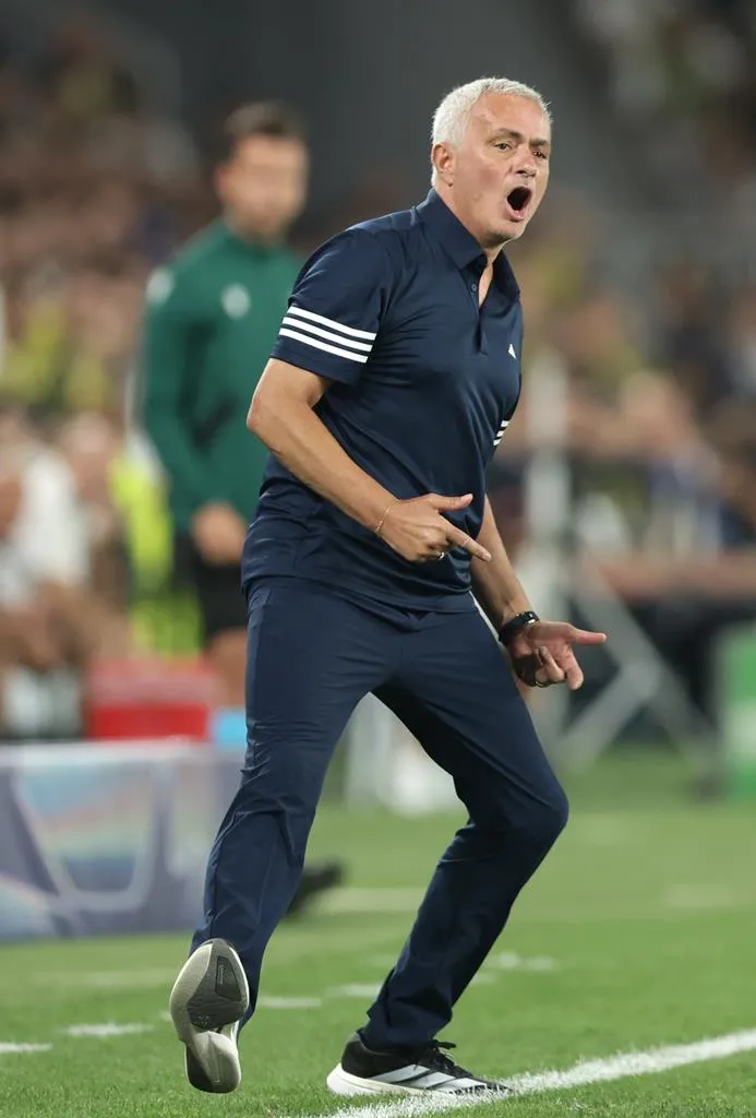 HLV Mourinho trong trận lượt đi vòng play-off