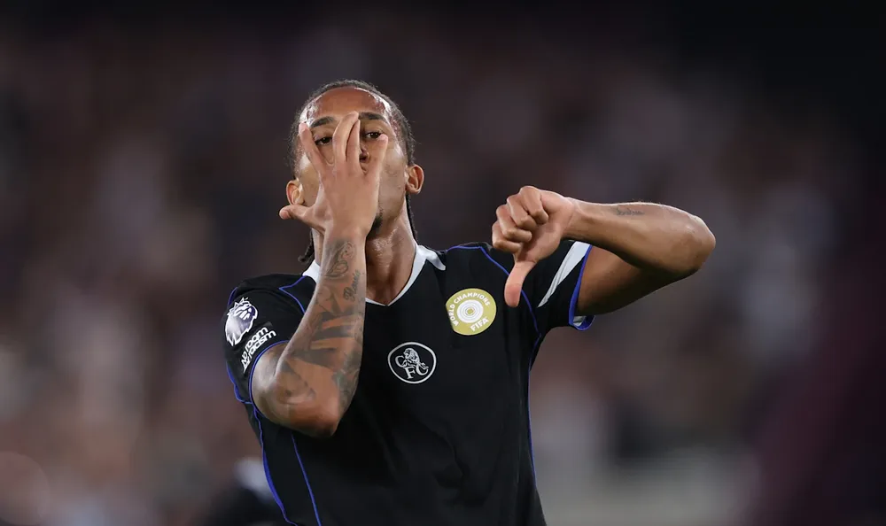 Pedro ăn mừng sau bàn thắng đầu tiên cho Chelsea ở Premier League