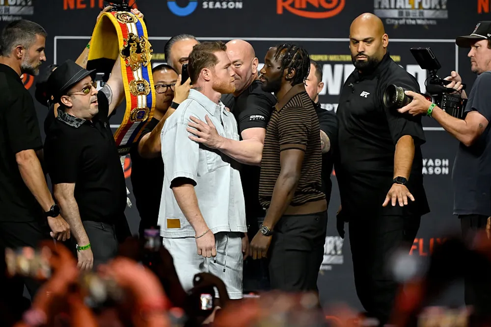 Canelo (áo sáng màu) sẽ đấu Crawford cuối tuần này