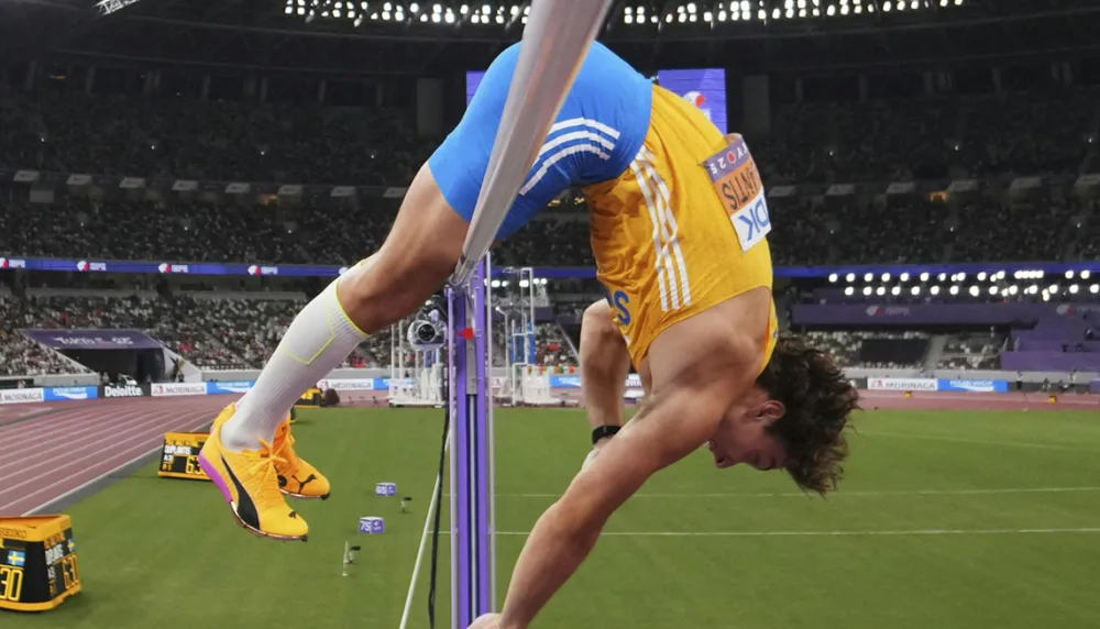 Khoảnh khắc Duplantis vượt qua mức xà 6 mét 30