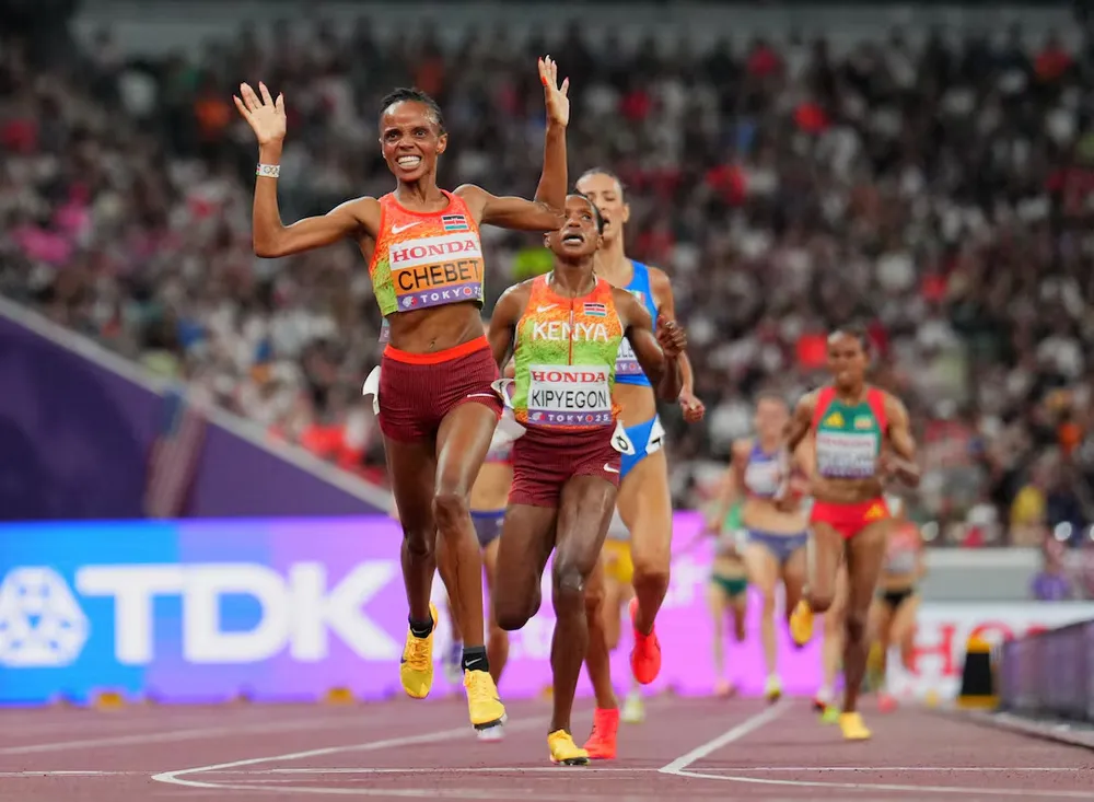 Chebet về đích trước Kipyegon