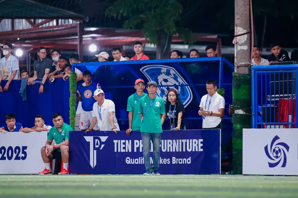 Coach Tùng lép.jpg