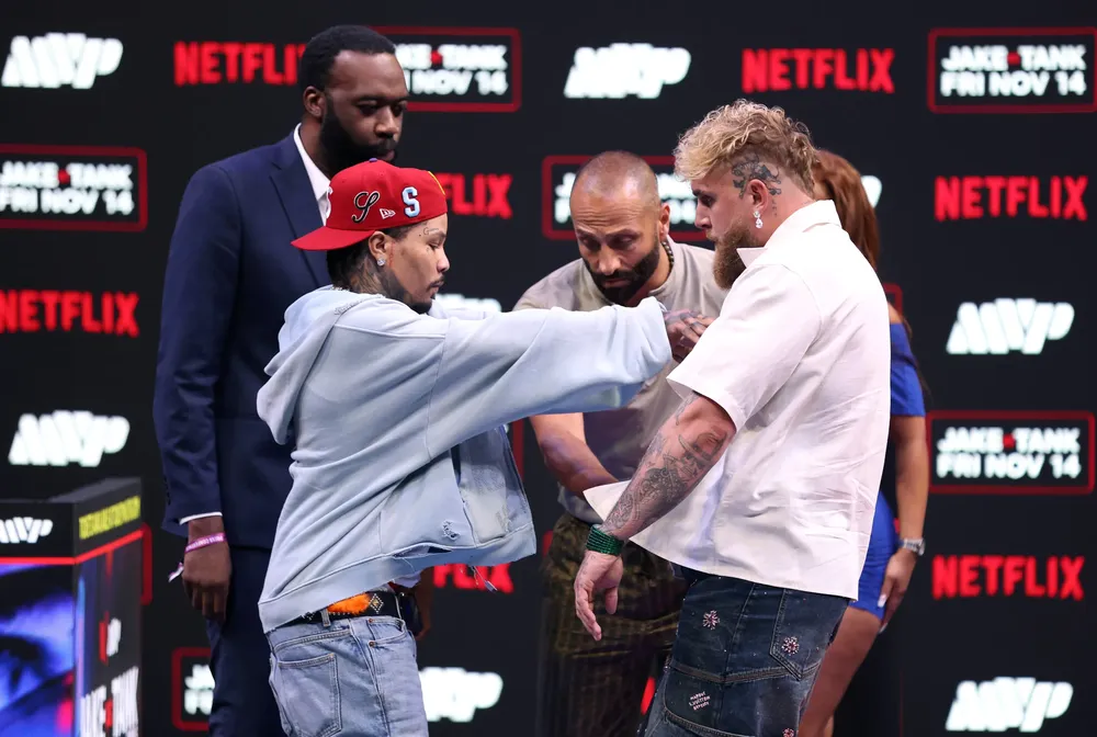 Jake (áo trắng) to và nặng hơn Gervonta rất nhiều