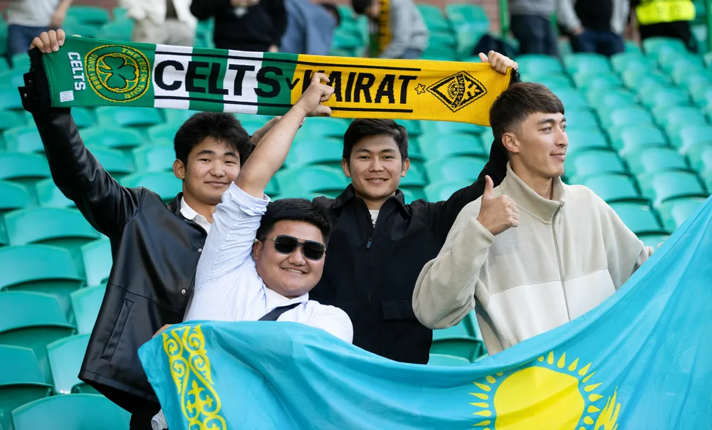 CĐV Kairat trong trận thắng Celtic ở play-off Champions League