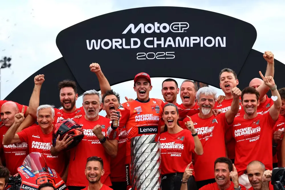 Marquez ăn mừng cùng các thành viên Đội đua Ducati