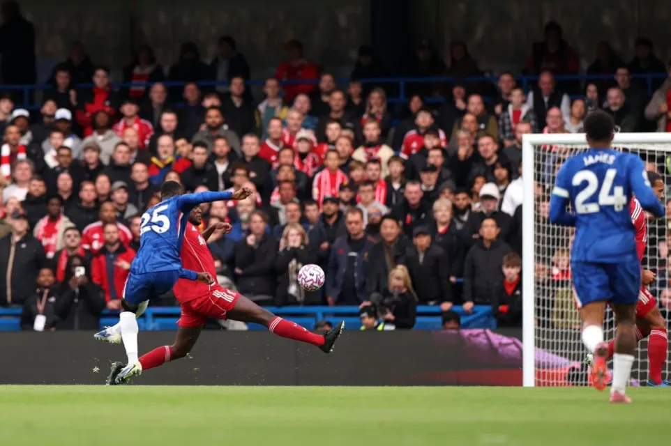 Caicedo tung cú sút sấm sét mở tỷ số cho Chelsea