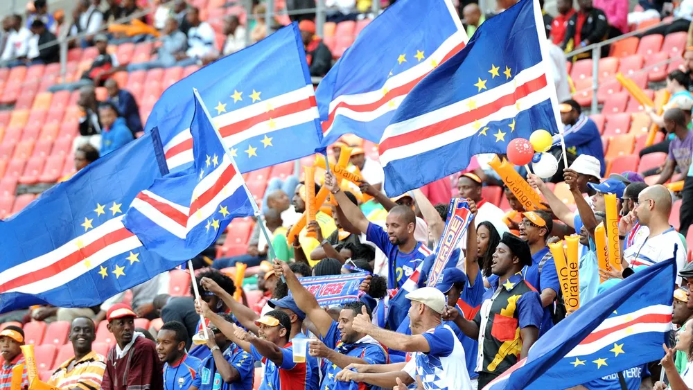CĐV Cape Verde ăn mừng chiến thắng trên khán đài